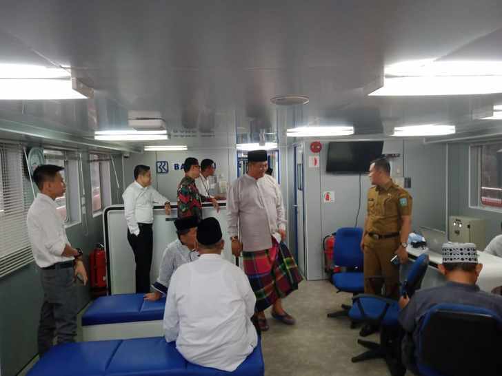 Bupati Kepulauan Anambas, Abdul Haris, saat melakukan peninjauan kapal kas keliling Bank Rakyat Indonesia, di Anambas, (18/02/2020).