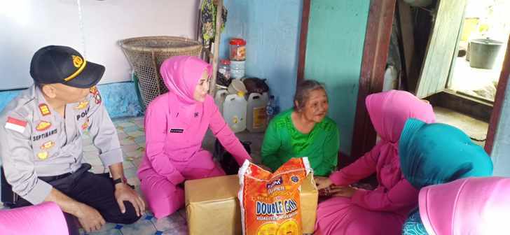 Kapolsek Bersama Bhayangkari Ranting Siantan, Serahkan Bantuan Kepada Wanita Jompo di Desa Sri Tanjung