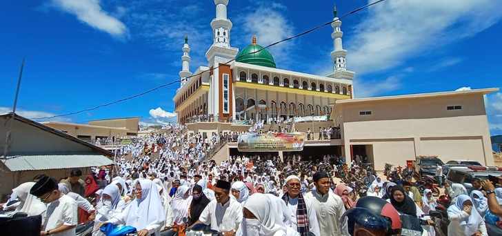 Ribuan Jemaah Padati Masjid Agung Baitul Makmur Anambas