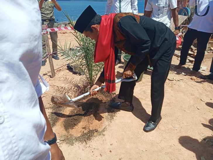 UAS saat menanam pohon Kurma di lingkungan Masjid Baitul Makmur Anambas