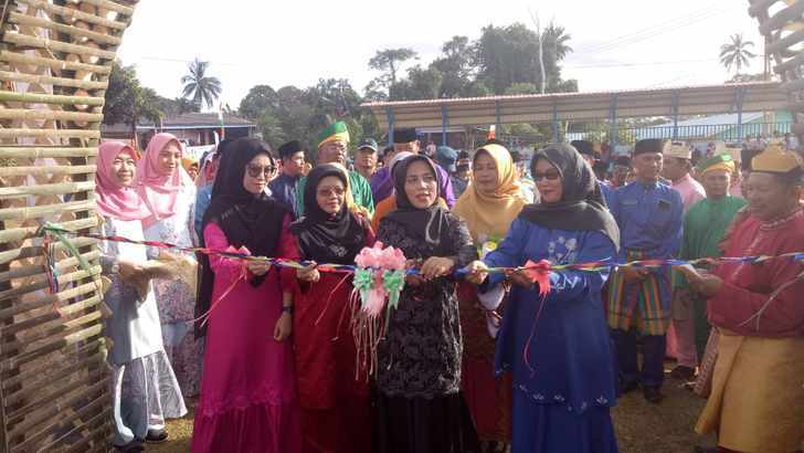 Wakil Ketua PKK Kabupaten Kepulauan Anambas, Buka Stand Bazar MTQ Kute Siantan Wakil Ketua PKK Kabupaten Kepulauan Anambas, Buka Stand Bazar MTQ Kute Siantan