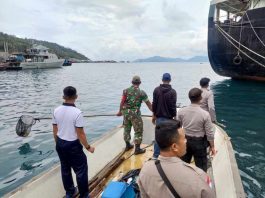 Goro Bersihkan sampah di laut sekitaran pelabuhan