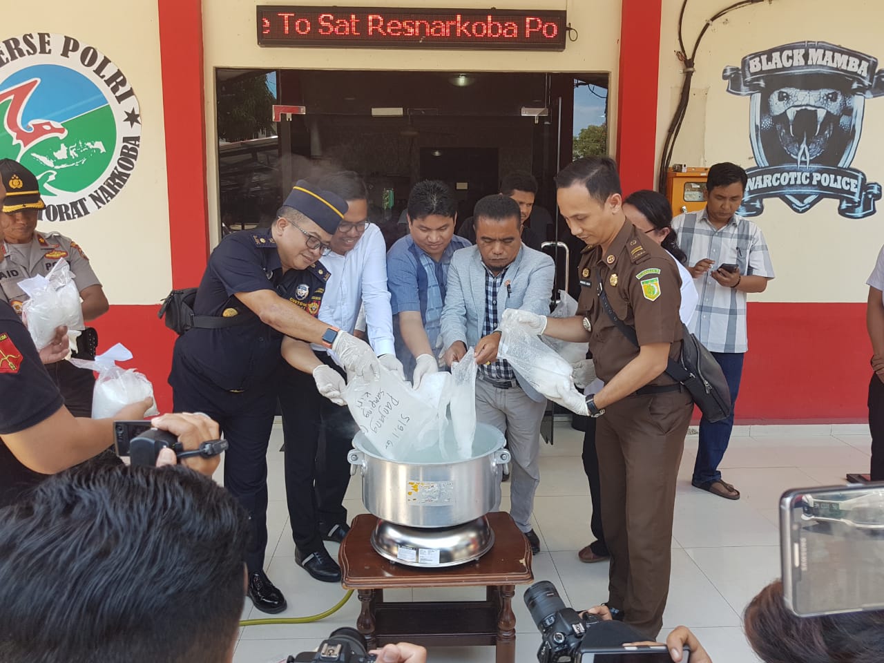 Polresta Barelang Memusnahkan Barang Bukti Sabu Seberat 6.858,1 Gram Polresta Barelang Memusnahkan Barang Bukti Sabu Seberat 6.858,1 Gram