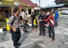 Kapolsek Kundur, Kompol Endi Endarto saat menyemprotkan disinfektan