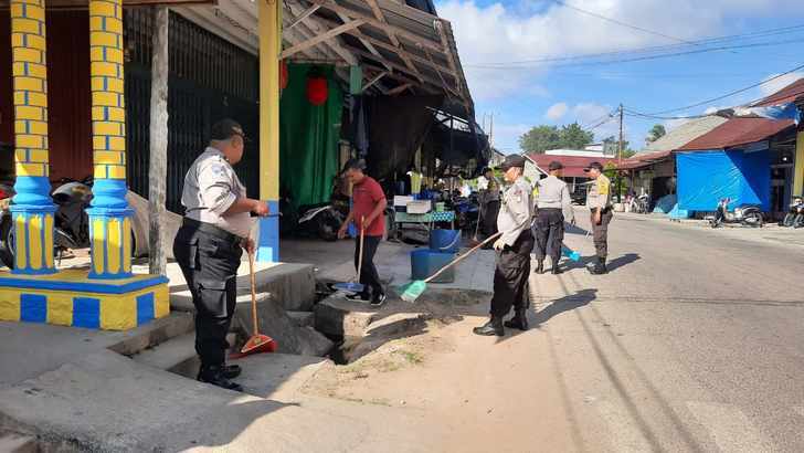 Polsek Kuba Laksanakan Kegiatan Bersih Lingkungan