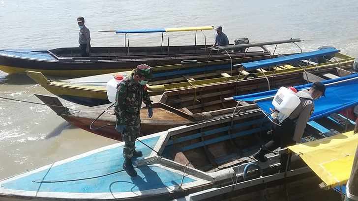 Penyemprotan di boat penyebrangan Alai dan Sei Buluh