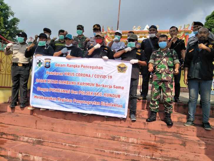 Penyemprotan disinfektan di Kelenteng Ci Seng Bio Tanjungbatu