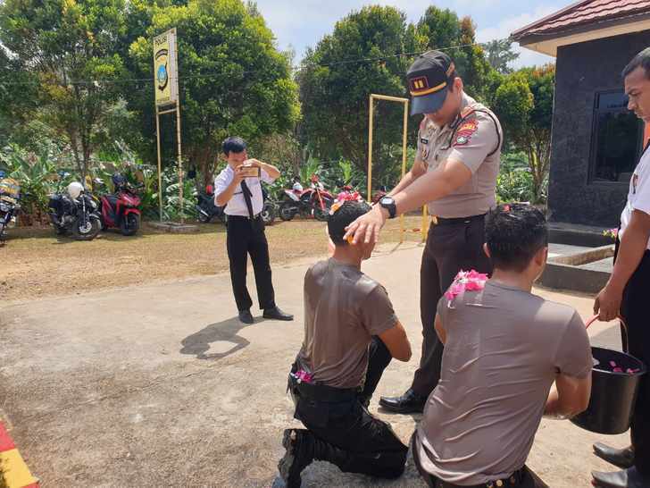 Tradisi Penyambutan Personil Baru di Polsek Palmatak Tradisi Penyambutan Personil Baru di Polsek Palmatak