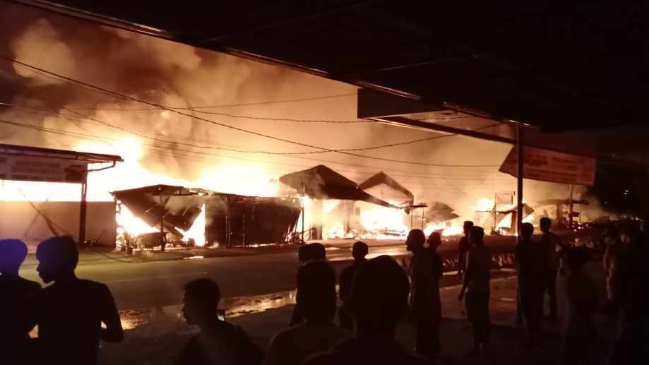 (VIDEO) Belasan Ruko Di Jalan Ahmad Yani Tanjungbalai Karimun, Terbakar