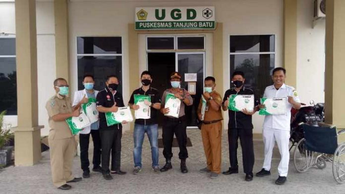 Barisan Muda Tionghoa Indonesia Cabang Kundur, Serahkan Bantuan APD kepada tenaga medis Puskesmas Tanjungbatu, Senin (06/04/20). Barisan Muda Tionghoa Indonesia Cabang Kundur, Serahkan Bantuan APD kepada tenaga medis Puskesmas Tanjungbatu, Senin (06/04/20).