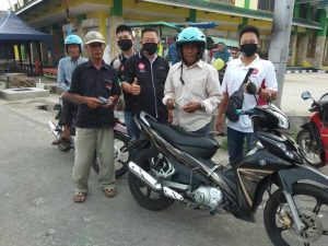 Barisan Muda Tionghoa Indonesia Cabang Kundur, bagi-bagikan masker, cegah covid-19, di Tanjungbatu Kundur, Senin (06/04/20).