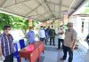 Bupati Karimun, H Aunur rafiq, saat mengunjungi lokasi karantina isolasi di SLTPN2 Tebing, Ahad (12/24/20)