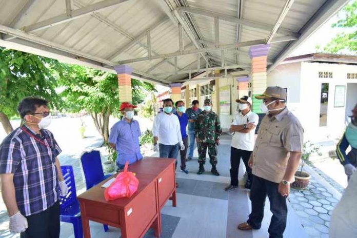 Bupati Karimun, H Aunur rafiq, saat mengunjungi lokasi karantina isolasi di SLTPN2 Tebing, Ahad (12/24/20)