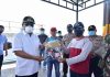 Bupati Karimun saat menyerahkan APD ke Kecamatan Kuba yang diterima camat Kuba, Murnizam, Sabtu, 18 April 2020