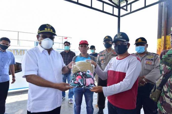 Bupati Karimun saat menyerahkan APD ke Kecamatan Kuba yang diterima camat Kuba, Murnizam, Sabtu, 18 April 2020 Bupati Karimun saat menyerahkan APD ke Kecamatan Kuba yang diterima camat Kuba, Murnizam, Sabtu, 18 April 2020
