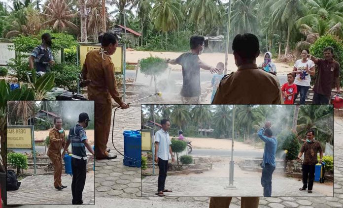 Kades Sungaisebesi, Nazarudin, saat melakukan penyemprotan disinfektan kepada warganya yang pulang dari Malaysia Desa-Sungaisebesi-lakukan-penyemprotan-disinfektan-kepada-warga-yang-pulang-dari-Malaysia