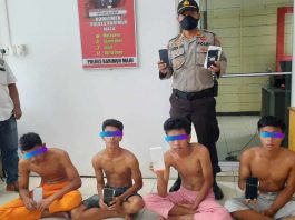 Empat Pelaku Pencurian Hp saat diamankan di mapolsek Kuba
