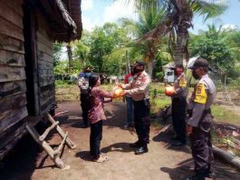 Kapolsek Kuba, AKP Eddy Suryanto saat menyerahkan paket sembako