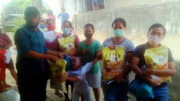 Ketua RT 03 RW 16 Baloi Kolam, Batam, Jusmiran Samosir, saat menyerahkan sembako Jusmiran Samosir, saat menyerahkan sembako, Selasa 21 April 2020.