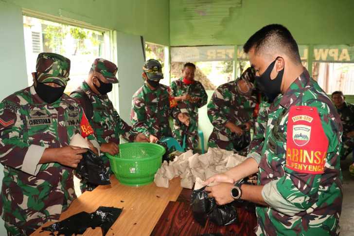 Kodim bagi-bagikan nasi bungkus gratis