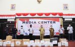 Penyerahan bantuan APD (Alat Pelindung Diri) Bagi tenaga medis dalam penanggulangan covid-19 dari PT Timah wilayah Kepri dan Riau di Gedung Nasional Tg Balai Karimun, Senin (06/04/2020).