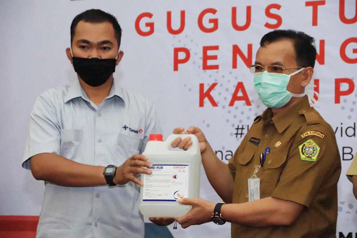 PT-Timah-Serahkan-Bantuan-APD-Yang-Diterima-Langsung-Oleh-Kepala-Dinas-Kesehatan-Rahmadi-di-Gedung-Nasional-Tg-Balai-Karimun