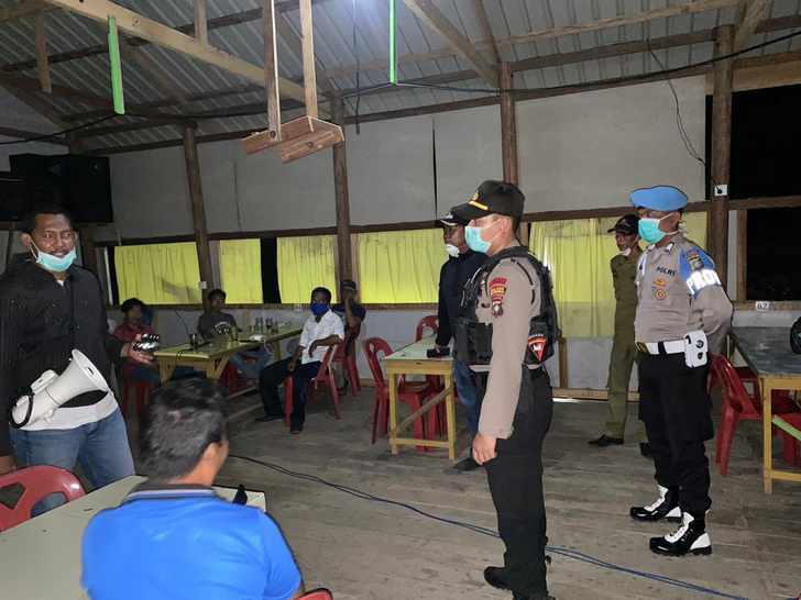 Polsek Palmatak Patroli Kepada Warga Yang Masih Berkumpul Polsek Palmatak Patroli Kepada Warga Yang Masih Berkumpul