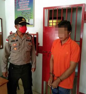 Pelaku SD, pencuri ojol dan Kapolsek Kuba, AKP Eddi Suryanto, di Mapolsek Kuba