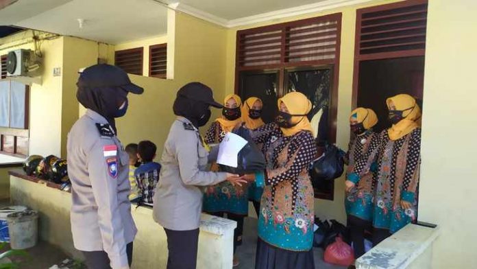 Penyerahan bantuan sembako Penyerahan bantuan sembako