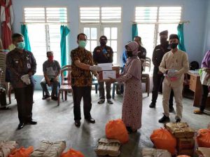 Lurah Tanjungbatu Kota, Budi hartono, saat menyerahkan paket sembako kepada janda veteran, di kantor veteran Kundur