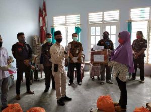 Ketua UPZ PT Timah Wilayah Kepri dan Riau, saat menyerahkan paket sembako kepada janda veteran, di kantor veteran Kundur