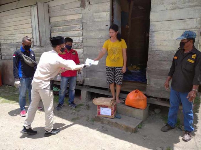 Koordinator UPZ PT Timah wilayah Kepri dan Riau, Budi Santoso, saat menyerahkan bantuan sembako kepada masyarakat di Kundur, Kamis (23/04/2020). Koordinator UPZ PT Timah wilayah Kepri dan Riau, Budi Santoso, saat menyerahkan bantuan sembako kepada masyarakat di Kundur, Kamis (23/04/2020).