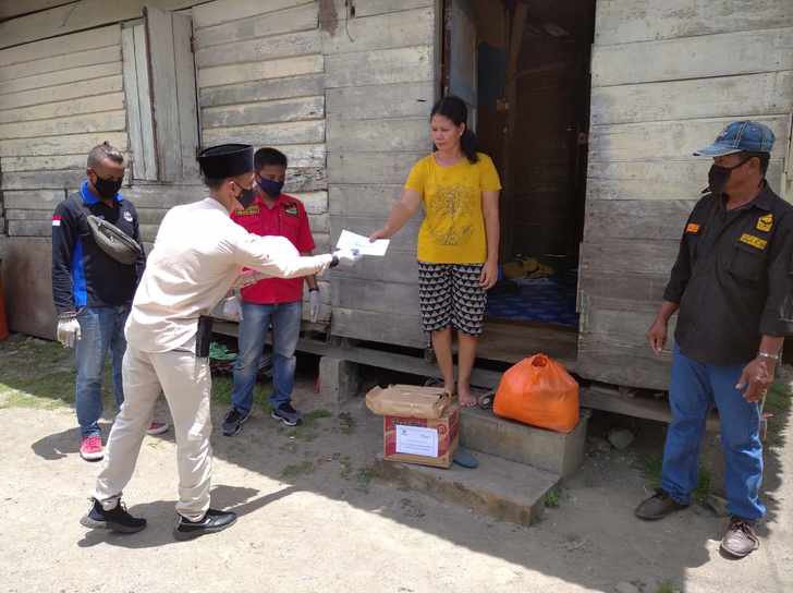 Koordinator UPZ PT Timah wilayah Kepri dan Riau, Budi Santoso, saat menyerahkan bantuan sembako kepada masyarakat di Kundur, Kamis (23/04/2020).