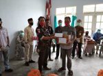 Salah satu perwakilan dari Ormas di Kundur, saat menyerahkan paket sembako, Kamis (23/04/2020).