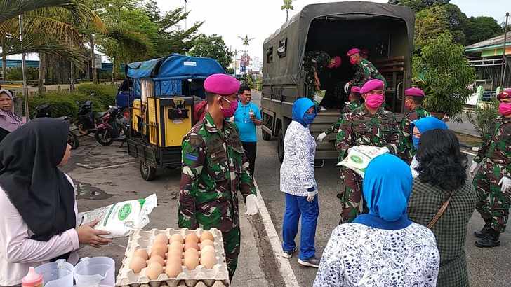 Peduli Dampak Covid-19  YONMARHANLAN IV Tpi Bagikan Sembako Kepada Masyarakat Kurang Mampu