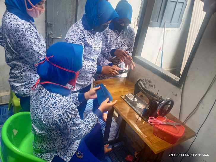 Korcab IV DJA I Bagi-Bagi Masker Hasil Buatan Sendiri Korcab IV DJA I Bagi-Bagi Masker Hasil Buatan Sendiri