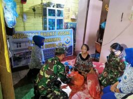 Lanal Tarempa Bagi-bagikan sembako