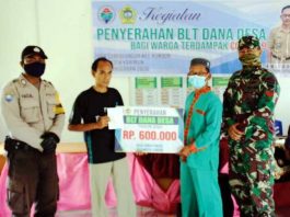 Kades Sungaiungar saat menyerahkan BLT DD