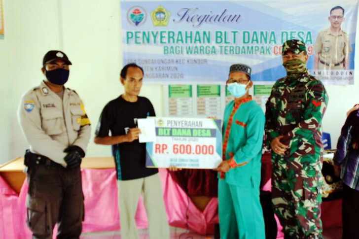 Kades Sungaiungar saat menyerahkan BLT DD