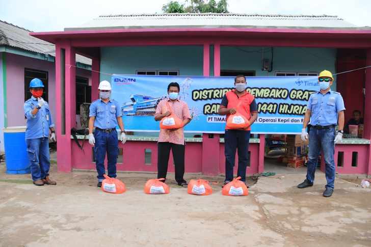 Kepala Unit Produksi Kundur Tonggo P Situmorang menyerahkan bantuan paket sembako kepada masyarakat stunak dan kenipaan