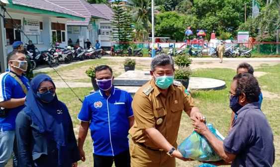Bupati Abdul Haris Apresiasi Kepedulian PWI Dalam Berbagi Sembako Bupati Abdul Haris Apresiasi Kepedulian PWI Dalam Berbagi Sembako