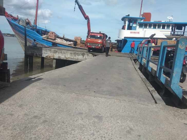 Pelabuhan Bongkar Muat Tanjungbatu, Dalam Kondisi Miring Pelabuhan Bongkar Muat Tanjungbatu, Dalam Kondisi Miring