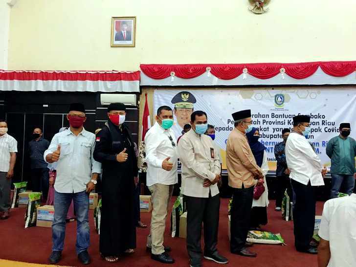 Pemprov Kepri Serahkan Bantuan Sembako kepada Pemda Karimun