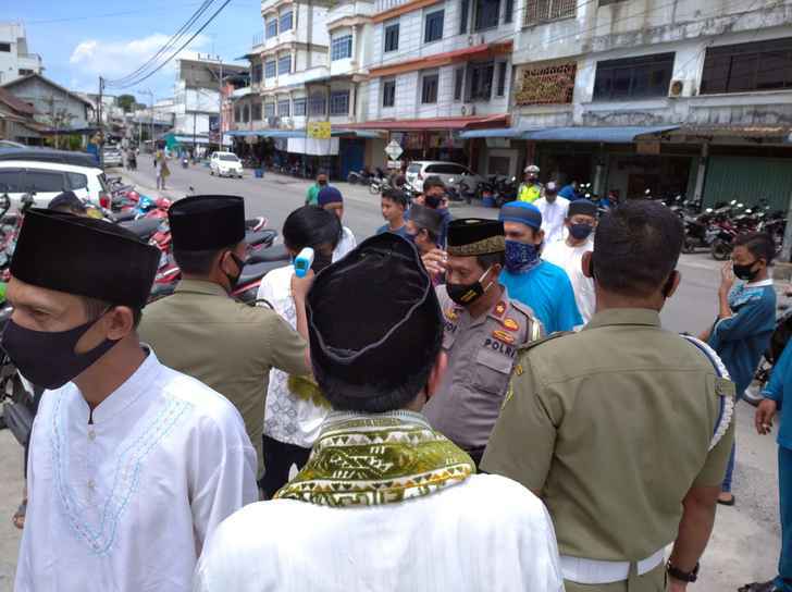 Pengecekan Suhu tubuh kepada jemaah masjid Nurussalam