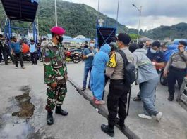 Pengecekan covid-19 terhadap crew KM Sabuk Nusantara