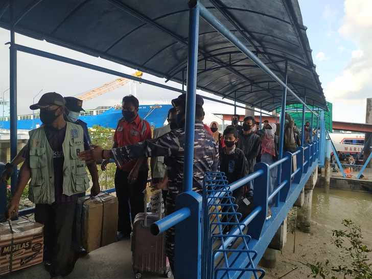 Penumpang yang tiba di terminal pelabuhan Tanjungbatu