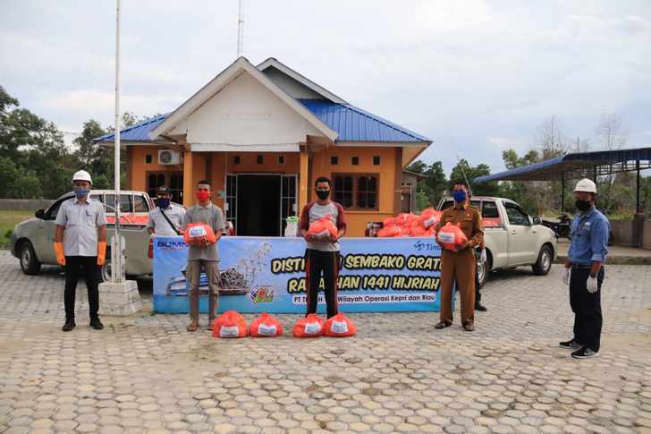 PT Timah menyerahkan bantuan Paket Sembako di Desa Gemuruh Kundur Barat