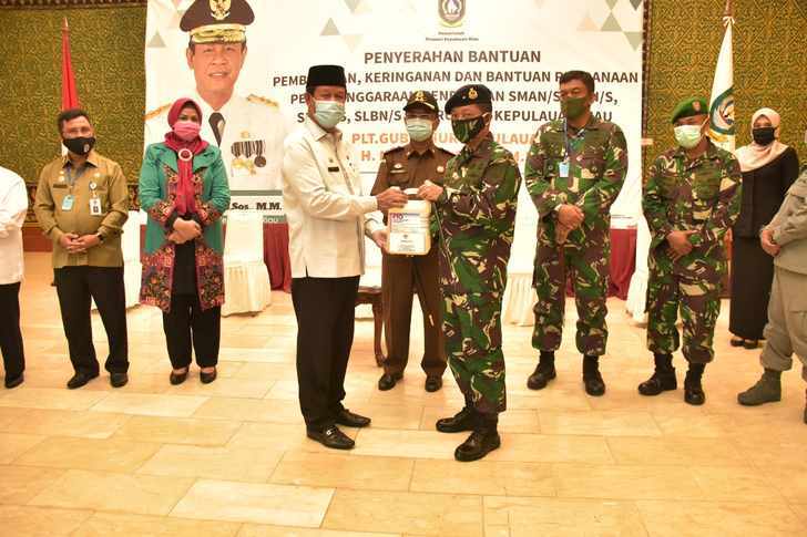 DANLANTAMAL IV Menyerahkan Bantuan Apd Dari Temasek Foundation International Singapura DANLANTAMAL IV Menyerahkan Bantuan Apd Dari Temasek Foundation International Singapura