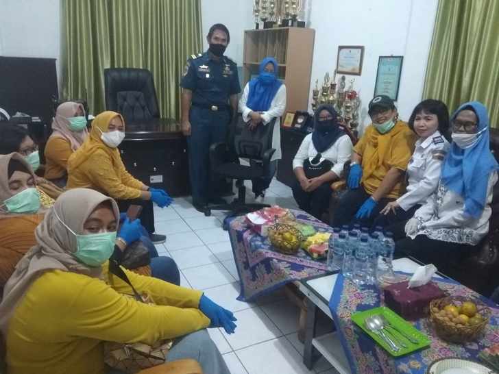 Ibu-ibu KSOP Kelas I Tanjung Balai Karimun, Serahkan Bantuan Sembako