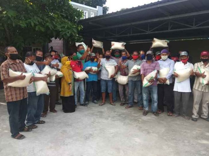 Bantuan beras bagi anggota ojek helm biru